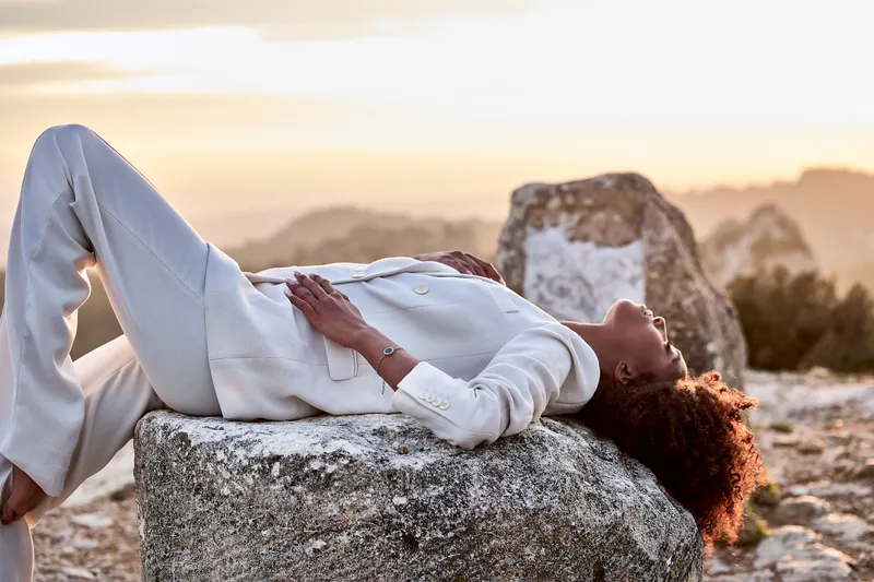 femme portant un costume allongée lors d’un shooting pour uchéal <p>femme portant un costume allongée lors d’un shooting pour uchéal</p>