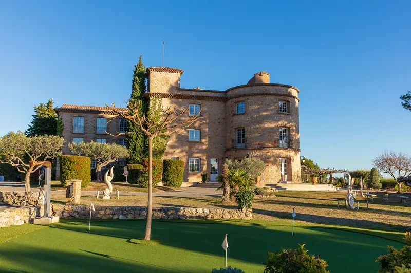 façade de la bastide de tourtour avec terrain de golf autour <p>façade de la bastide de tourtour avec terrain de golf autour</p>