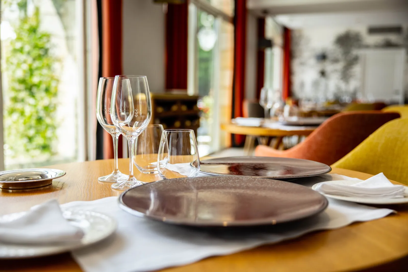 Domaine de la tortinière-575-min une table avec des assiettes et des verres au domaine de la tortinière