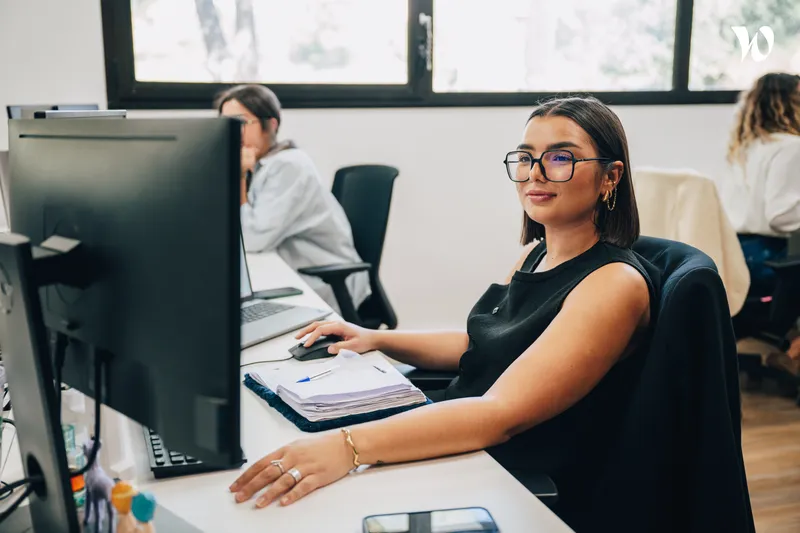 jeune femme assise à son bureau qui travaille <p>jeune femme assise à son bureau qui travaille</p>