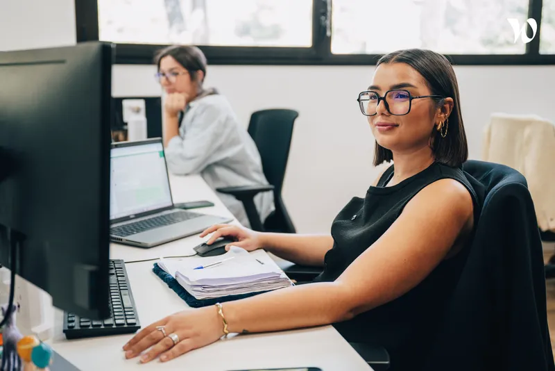 jeune femme souriante qui travaille sur son ordinateur <p>jeune femme souriante qui travaille sur son ordinateur</p>