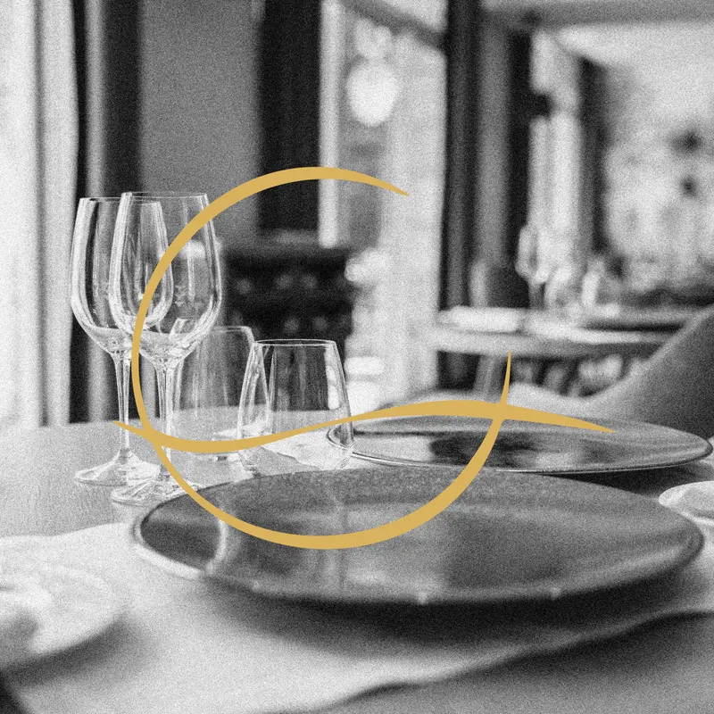 une table avec des assiettes et des verres <p>une table avec des assiettes et des verres</p>