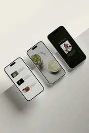 telephones_sur_fond_blanc <p>trois téléphone posés sur un fond blanc</p>