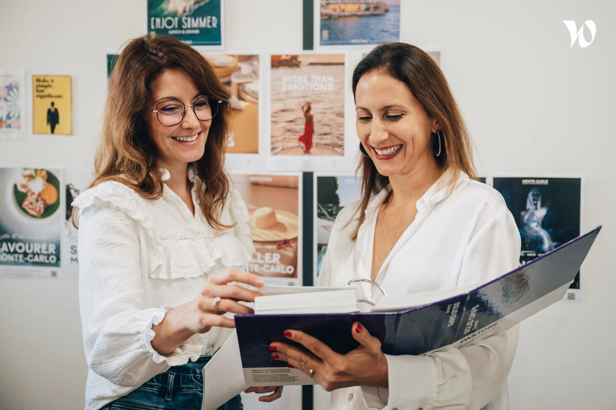 <p>deux femmes qui sourient en parlant d&#8217;un projet</p>
