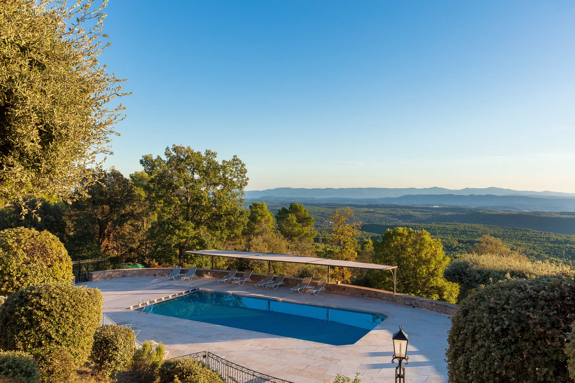 <p>piscine extérieure avec vue sur la nature de la bastide de tourtour</p>
