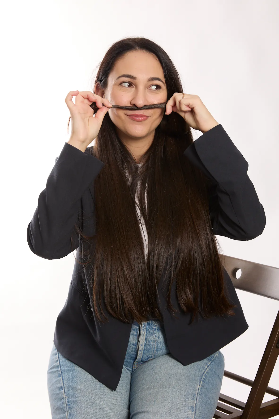 <p>jeune femme qui utilise ses cheveux pour faire une moustache</p>
