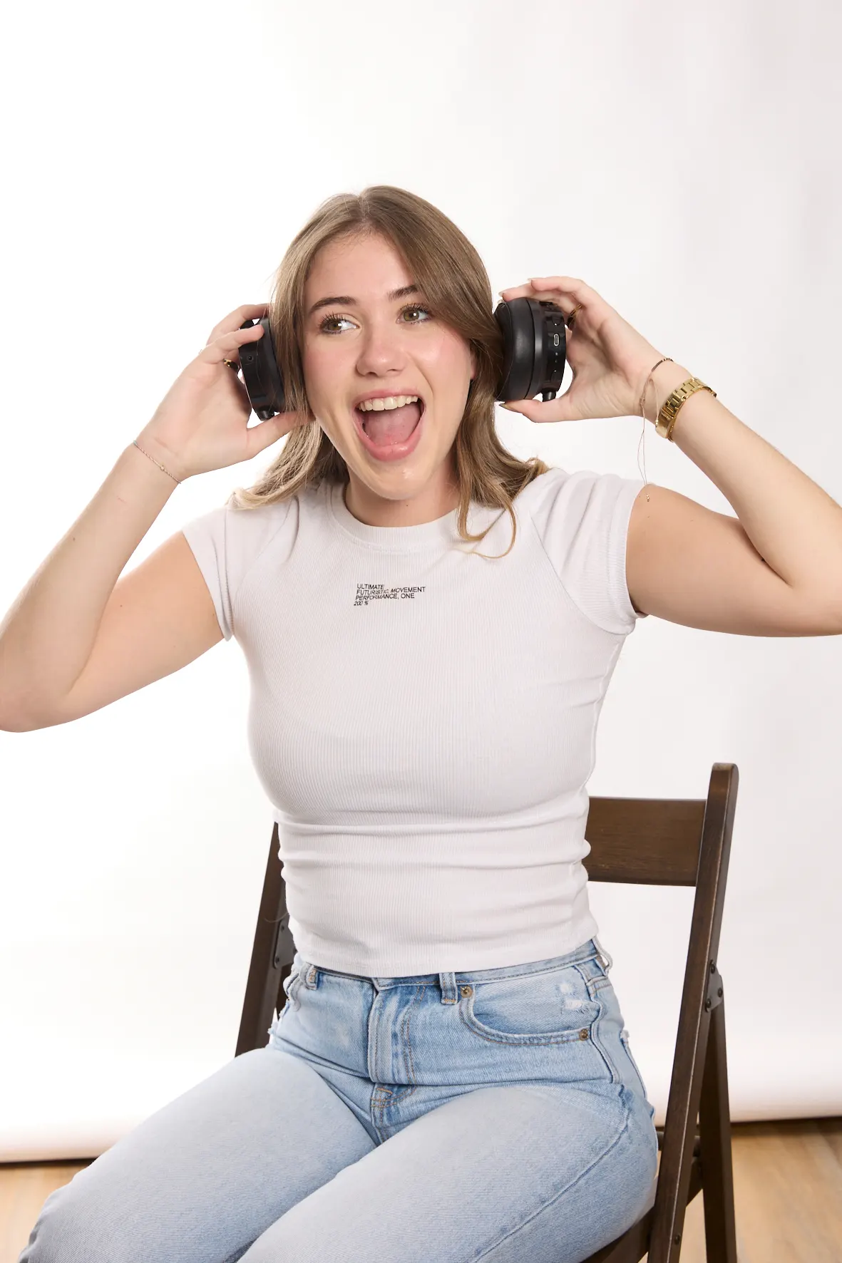 <p>femme qui tient un casque au dessus de ses oreilles</p>
