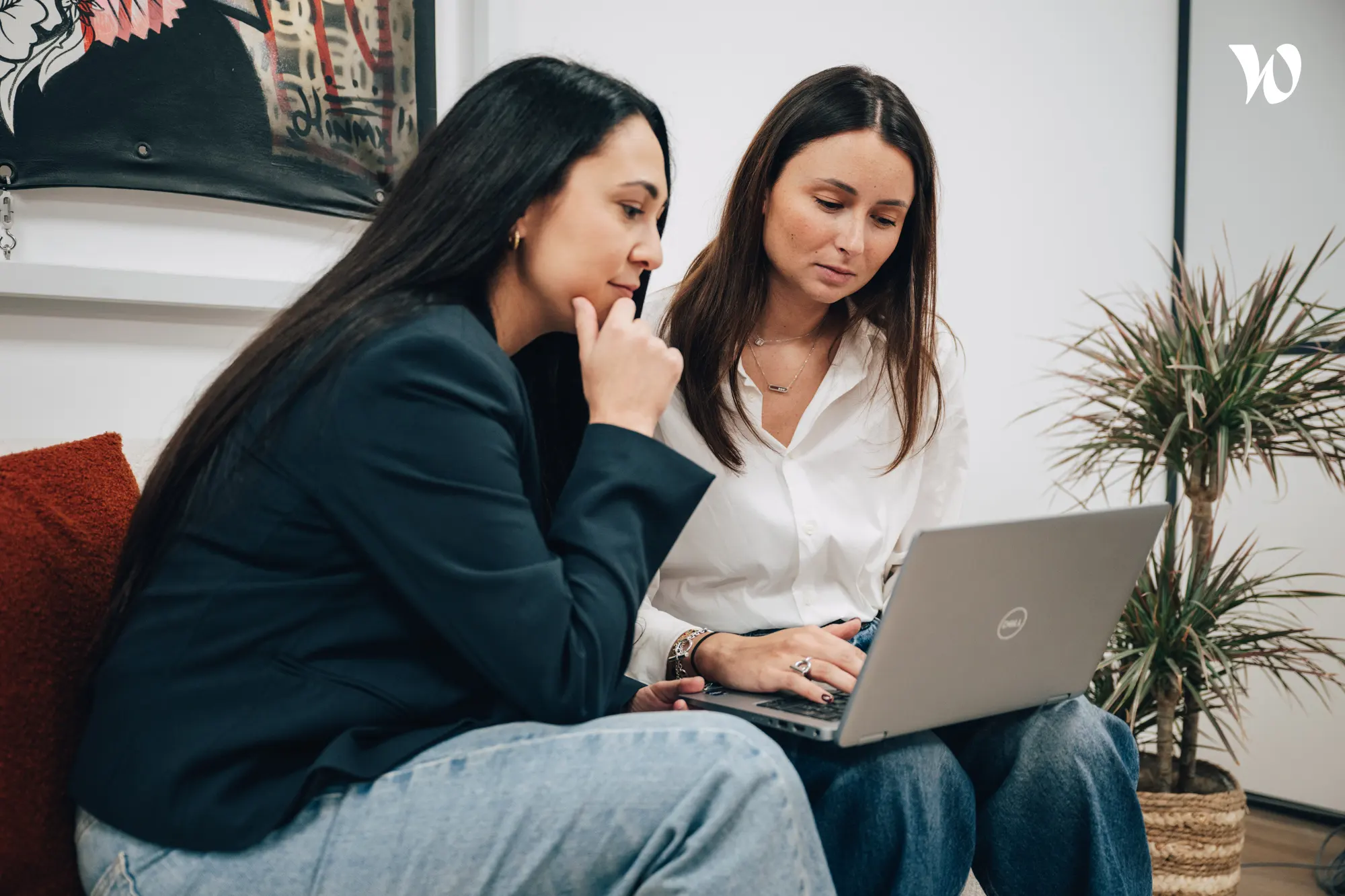 <p>deux femmes concentrées qui travaillent sur un ordinateur portable</p>
